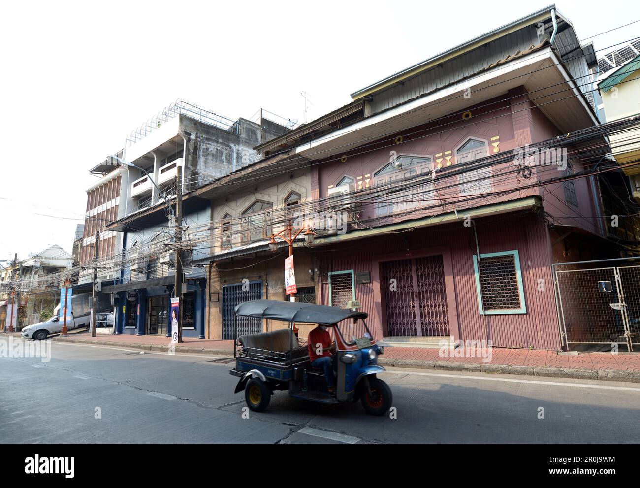 Wunderschöne alte Gebäude an der Song Wat Road im Samphanthawong Viertel, Bangkok, Thailand. Stockfoto