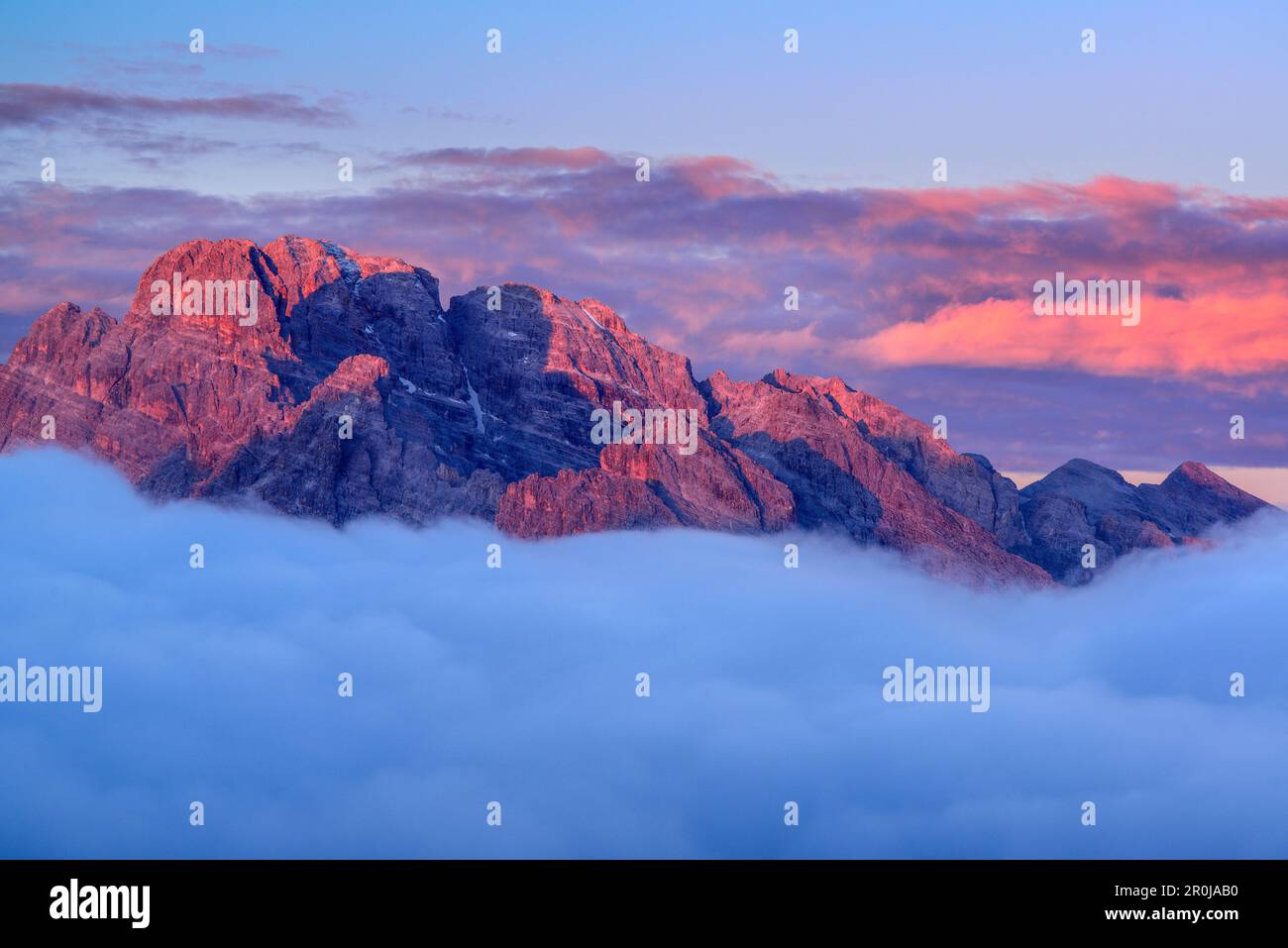 Monte Cristallo aus den Wolken, Hut Auronzo-Huette, drei Zinnen, Tre Cime di Lavaredo, UNESCO-Weltkulturerbe Dolomiten, Dolomiten, Venetien Stockfoto