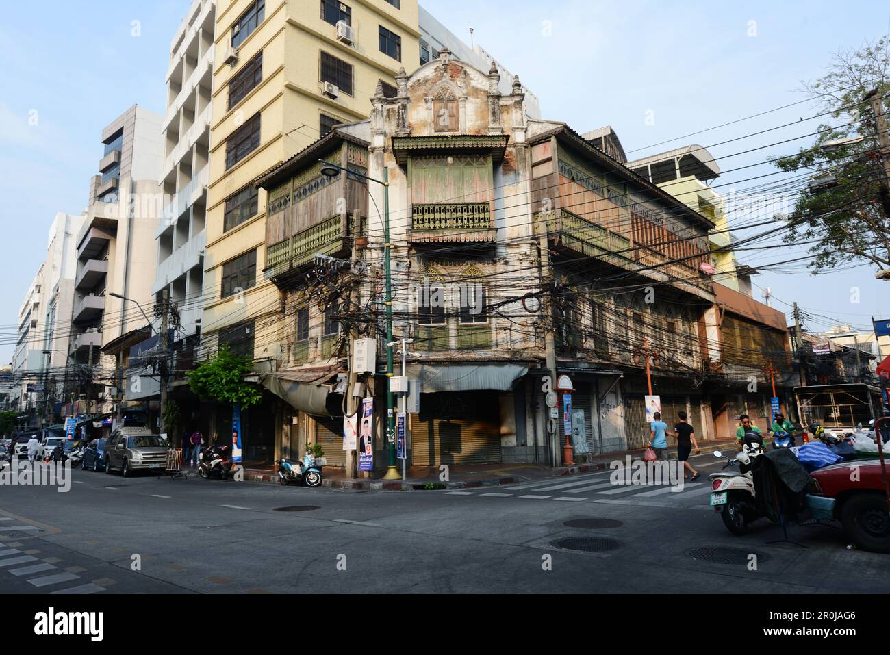 Beautiufl alte Gebäude an der Song Wat Road in Bangkok, Thailand. Stockfoto