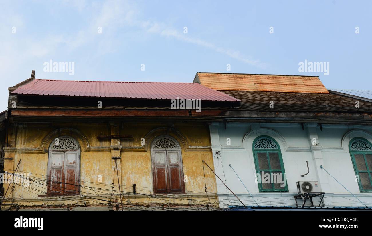 Wunderschöne alte Gebäude entlang der Krai-Gasse in Bangkok, Thailand. Stockfoto