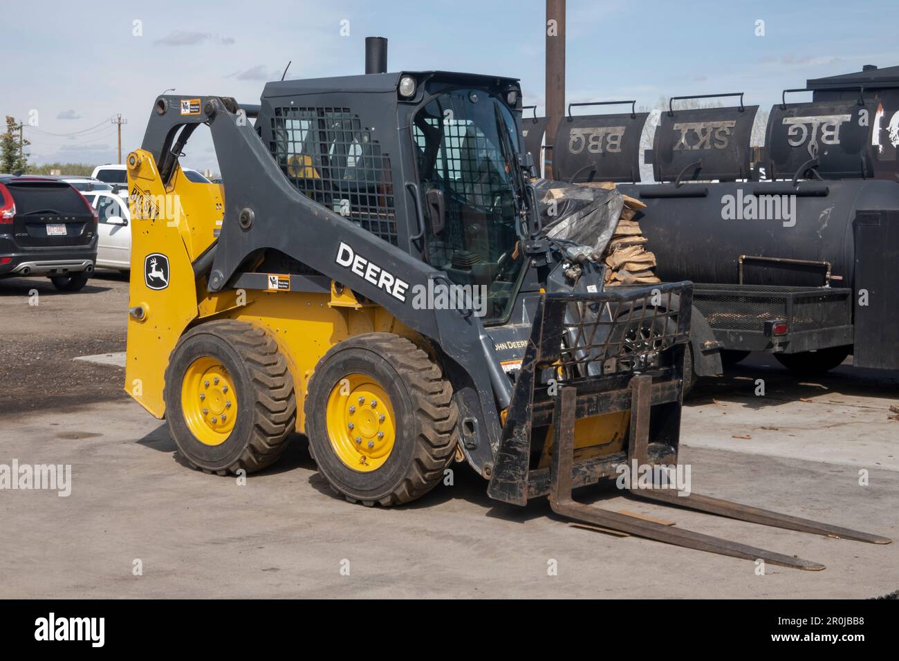 Calgary, Alberta, Kanada. 7. Mai 2023. Kompaktlader und Kompaktkettenlader der John Deere Serie. Kompakter Radlader der Serie. Stockfoto