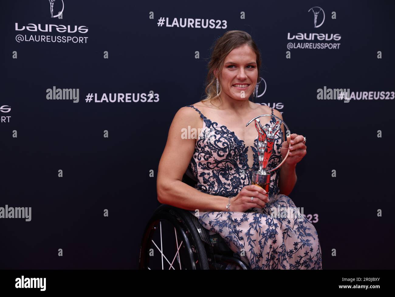 Paris, Frankreich. 8. Mai 2023. Die schweizerische Parathlete Catherine Debrunner posiert mit dem Laureus World Sportsperson of the Year mit einem Behindertenpreis bei der Zeremonie der Laureus World Sports Awards 2023 in Paris, Frankreich, am 8. Mai 2023. Kredit: Gao Jing/Xinhua/Alamy Live News Stockfoto