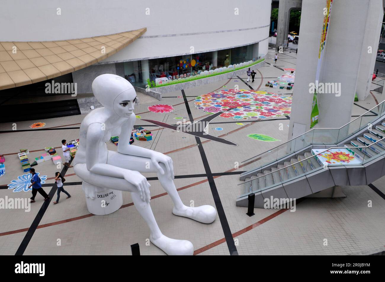 Eine Alien-Figur vor dem Culture & Arts Centre in der Nähe des Siam Square. Bangkok, Thailand. Stockfoto