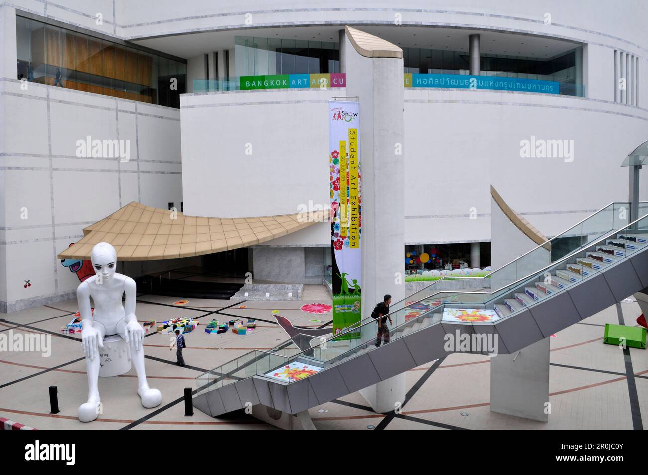 Eine Alien-Figur vor dem Culture & Arts Centre in der Nähe des Siam Square. Bangkok, Thailand. Stockfoto