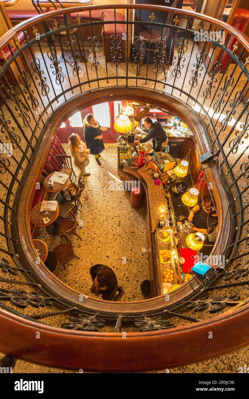 Bar und Caffè ai Frari, Blick von der Galerie oben, Geländer, Treppenbahn, Venedig, Italien Stockfoto