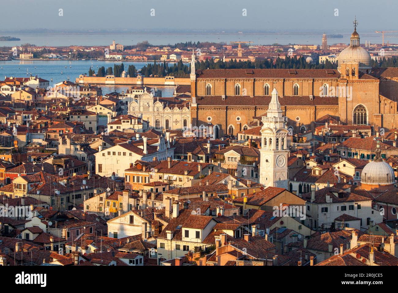 Blick über die Basilica dei Santi Giovanni e Paolo, Hintergrund ist Friedhofsinsel San Michele, und dahinter ist Murano Island, Lagune, Venedig, Italien Stockfoto