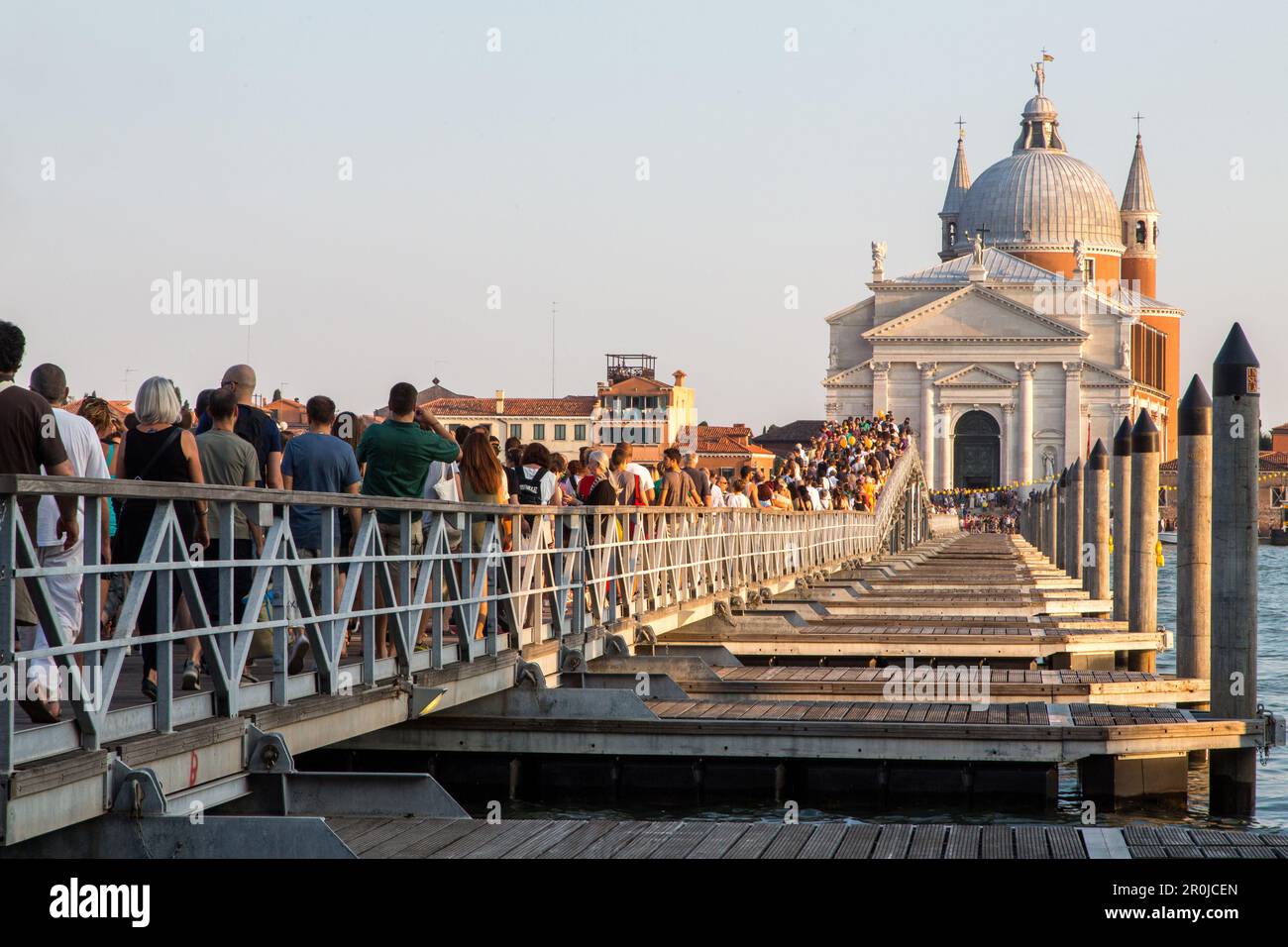Festa del Redentore, Festtag in Redentore, danke, dass die Pest zu Ende ging, Pontonbrücke wird jährlich über dem Giudecca-Kanal gebaut, Sonnenuntergang, Sonntag des 3. Jul Stockfoto