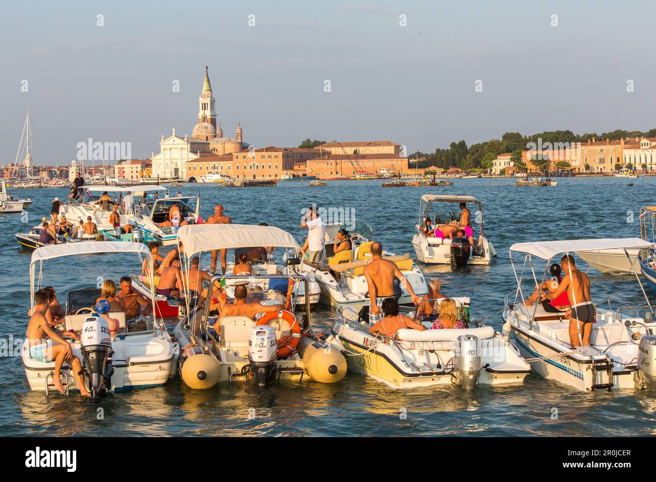 Festa del Redentore, Festtag in Redentore, danke, dass die Pest zu Ende ging, Partyboote ankern, Giudecca, Sonnenuntergang, 3. Sonntag im Juli, San Giorgio Maggio Stockfoto
