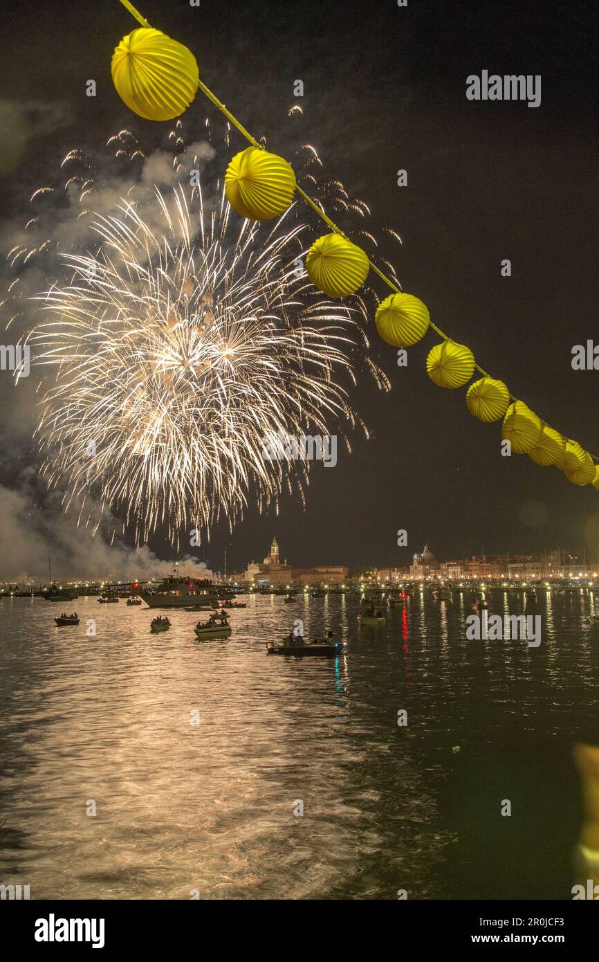 Festa del Redentore, Festtag in Redentore, danke, dass die Pest zu Ende ging, Pontonbrücke wird jährlich über dem Giudecca-Kanal gebaut, Sonnenuntergang, Sonntag des 3. Jul Stockfoto