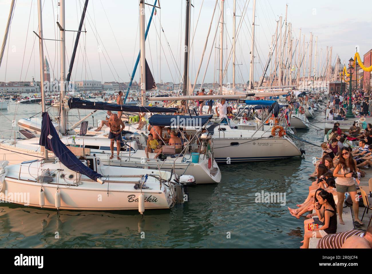 Festa del Redentore, Festtag in Redentore, danke, dass die Pest zu Ende ging, Pontonbrücke wird jährlich über dem Giudecca-Kanal gebaut, Sonnenuntergang, Sonntag des 3. Jul Stockfoto