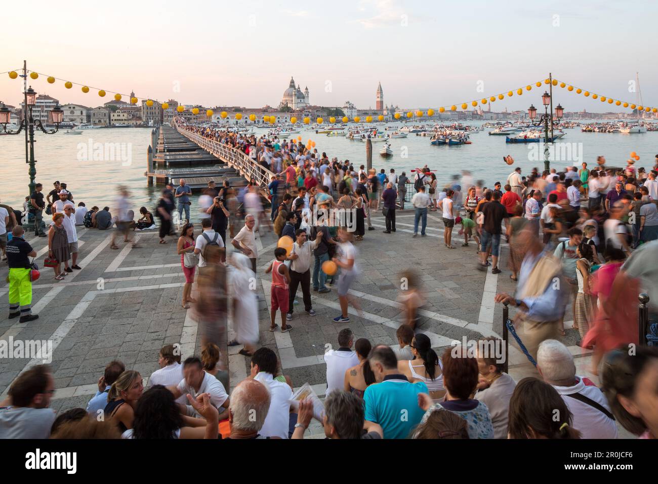Festa del Redentore, Festtag in Redentore, danke, dass die Pest zu Ende ging, Pontonbrücke wird jährlich über dem Giudecca-Kanal gebaut, Sonnenuntergang, Sonntag des 3. Jul Stockfoto