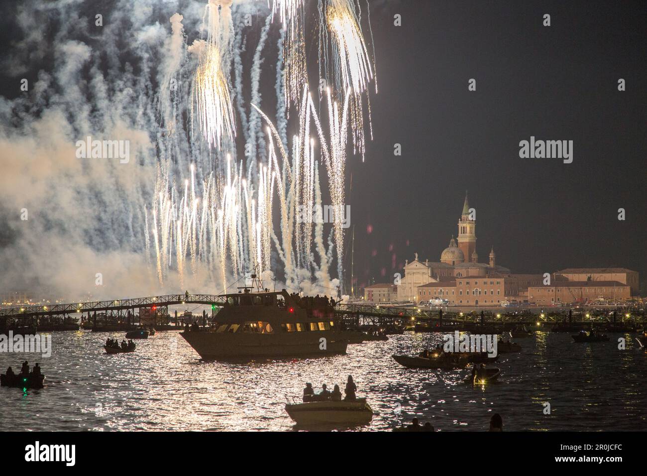 Festa del Redentore, Festtag in Redentore, danke, dass die Pest zu Ende ging, Pontonbrücke wird jährlich über dem Giudecca-Kanal gebaut, Sonnenuntergang, Sonntag des 3. Jul Stockfoto