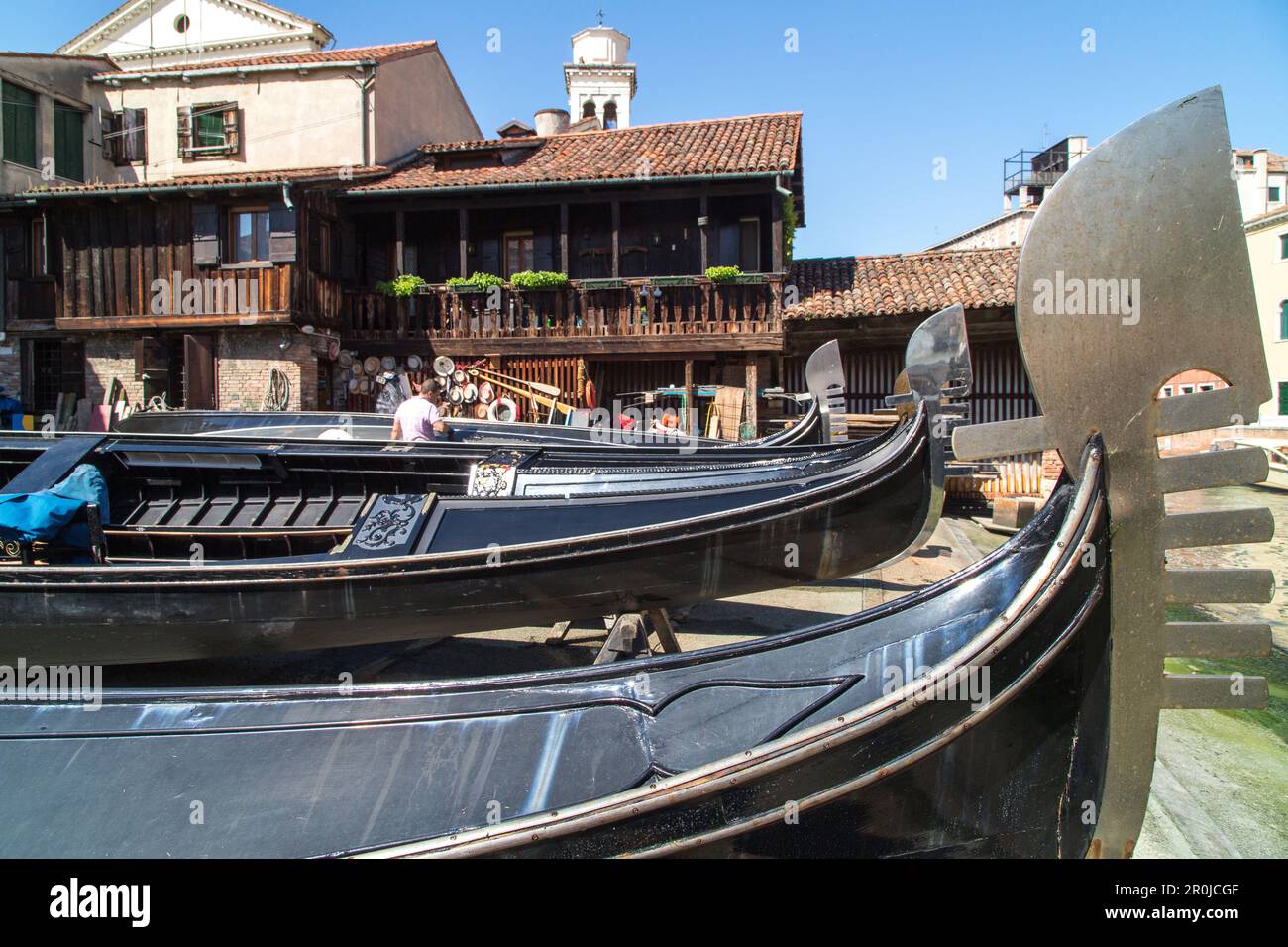 Lorenzo della Toffola, traditioneller Gondelbootbauer, Trockendock, Wartung, schwarzer Lack, Dekoration, Dorsoduro, Venedig, Venetien, Italien Stockfoto