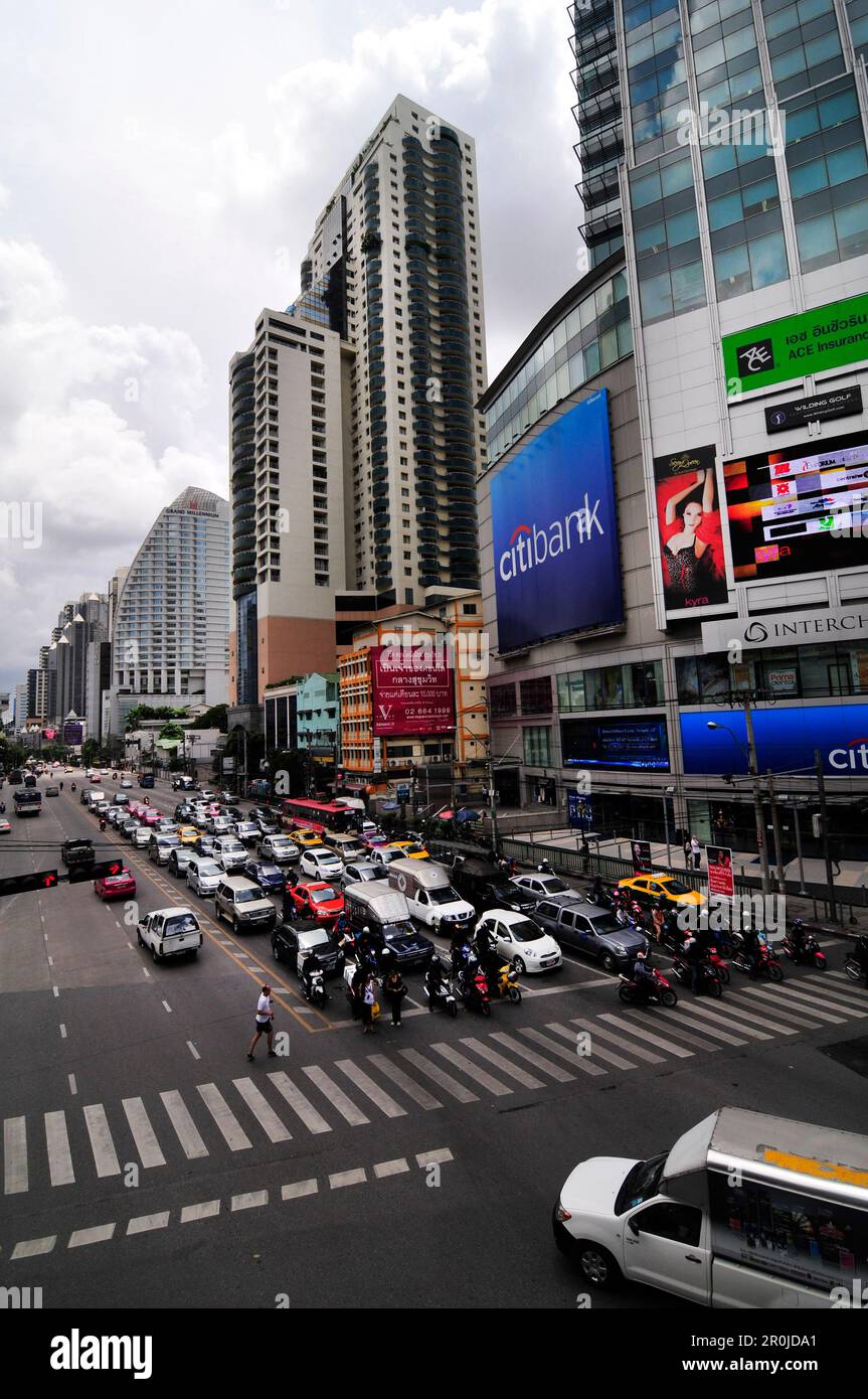 Verkehr auf der Sukhumvit Soi 19 im Zentrum von Bangkok, Thailand. Stockfoto