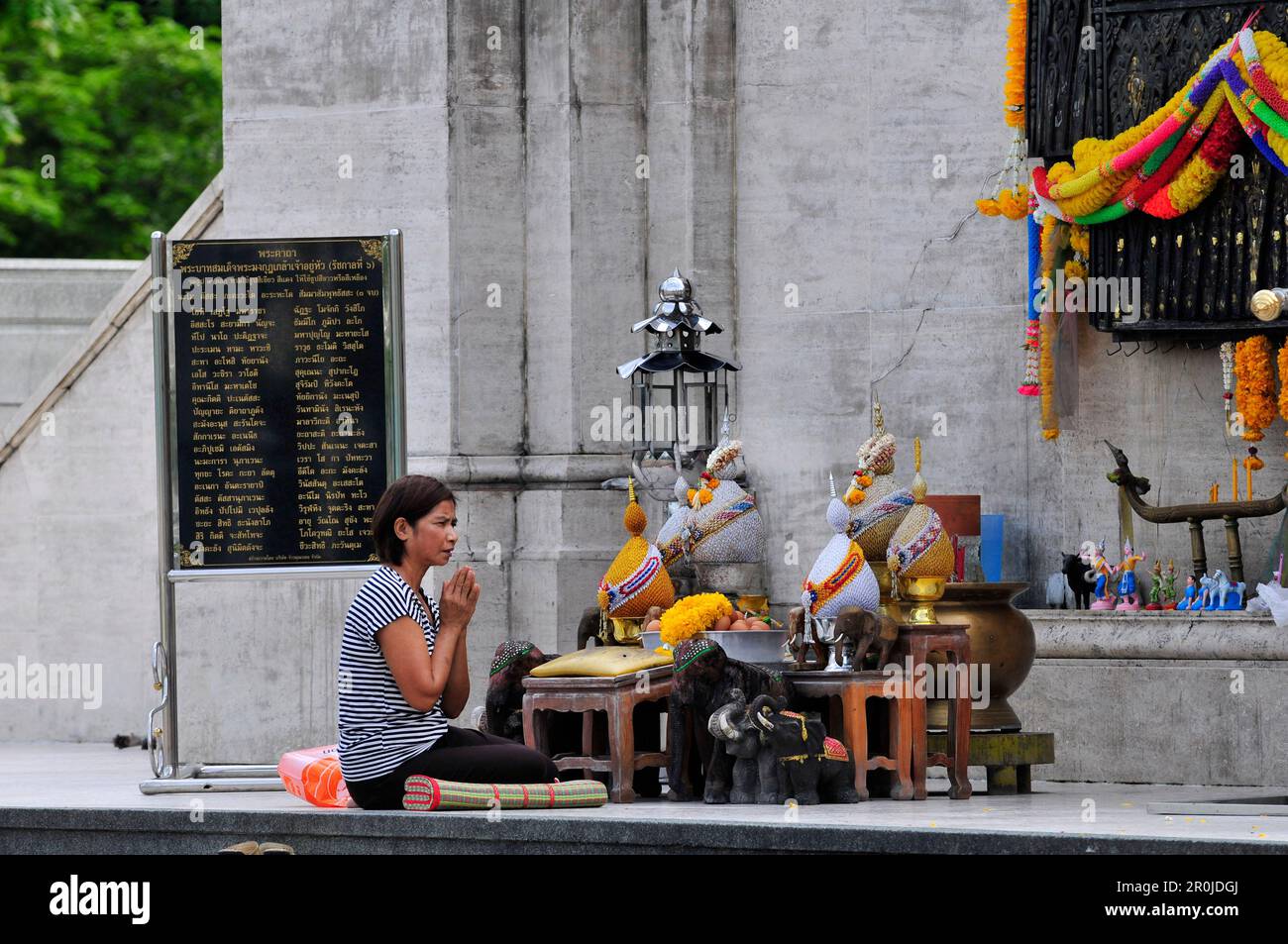 Eine thailändische Frau betet am King Rama VI Monument, Lumphini Park, Bangkok, Thailand. Stockfoto