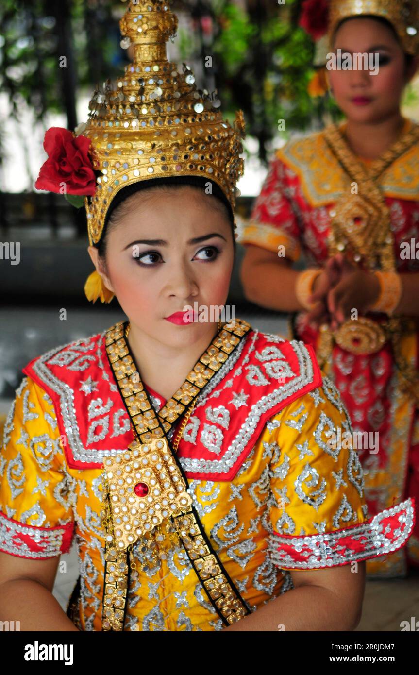 Thailändische Tänzer treten am Erawan-Schrein im Zentrum von Bangkok, Thailand, vor. Stockfoto