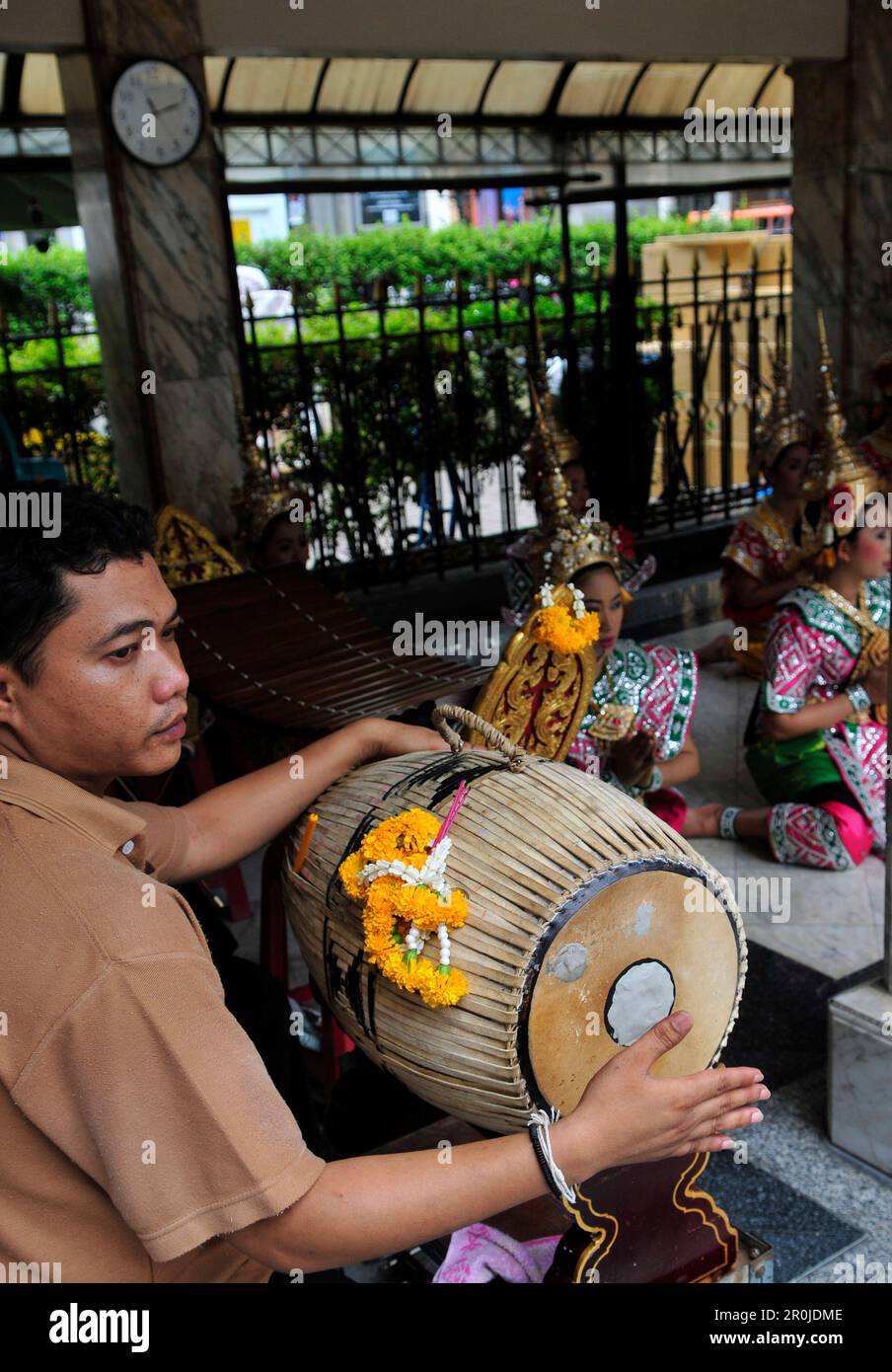 Thailändische Tänzer treten am Erawan-Schrein im Zentrum von Bangkok, Thailand, vor. Stockfoto