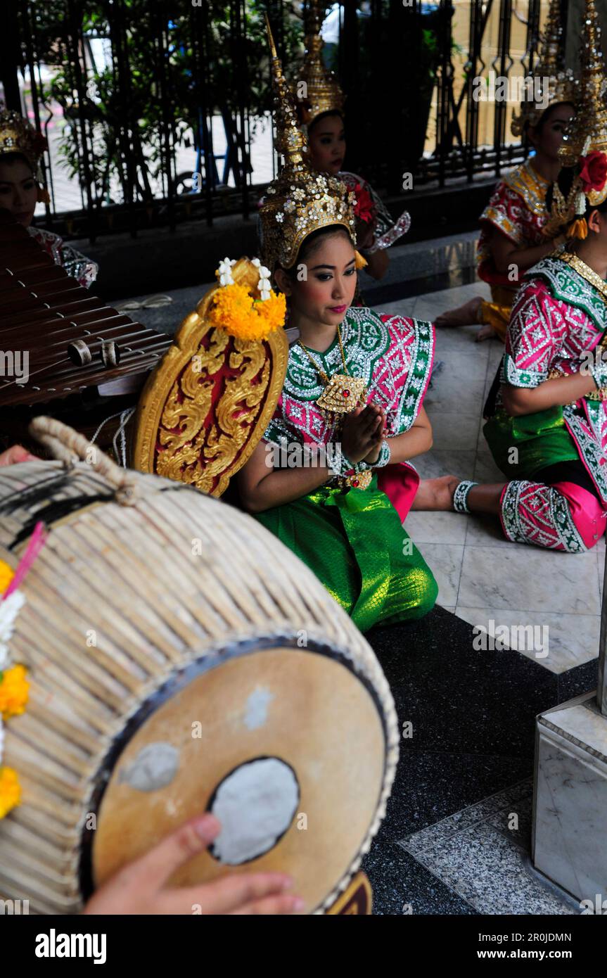 Thailändische Tänzer treten am Erawan-Schrein im Zentrum von Bangkok, Thailand, vor. Stockfoto