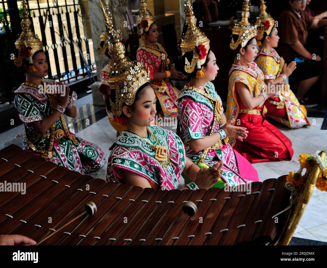 Thailändische Tänzer treten am Erawan-Schrein im Zentrum von Bangkok, Thailand, vor. Stockfoto