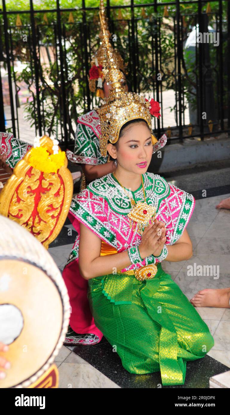 Thailändische Tänzer treten am Erawan-Schrein im Zentrum von Bangkok, Thailand, vor. Stockfoto