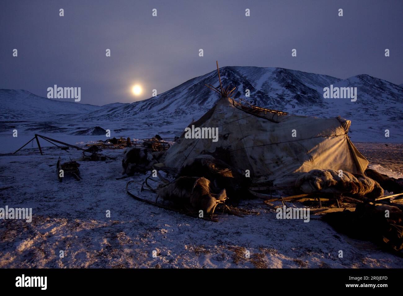 Yaranga, Zelt sibirischer Rentier-Nomaden mit aufsteigendem Mond, Autonomer Okrug Chukotka, Sibirien, Russland Stockfoto