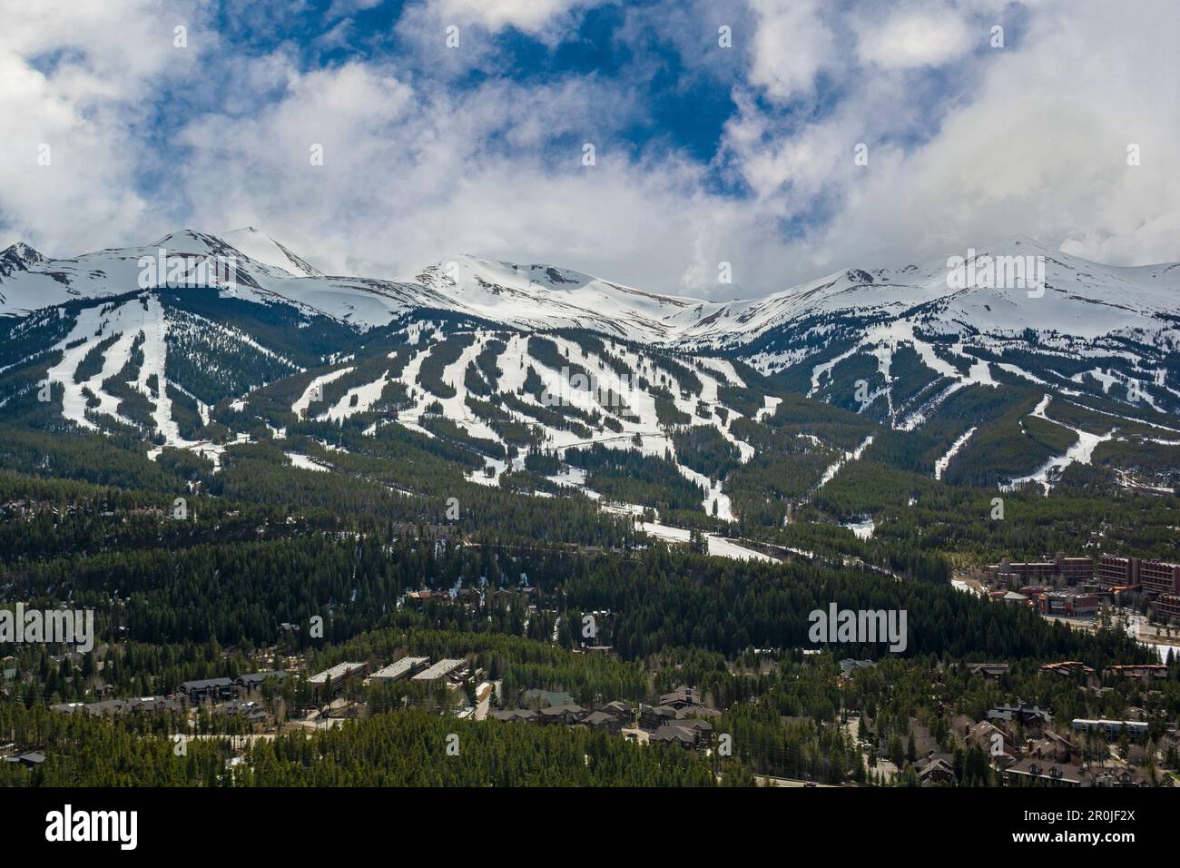 Breckenridge, Colorado im Winter während des Tages mit den Bergen im Hintergrund Stockfoto