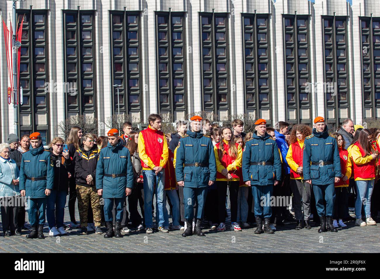 Sankt Petersburg, Russland. 08. Mai 2023. Russische Soldaten und Teilnehmer der Zeremonie am Victory Square. Eine feierliche und Gedenkzeremonie mit Kränzen und Blumen am Denkmal für die heldenhaften Verteidiger von Leningrad am Siegesplatz in Sankt Petersburg, gewidmet dem 78. Jahrestag des vollständigen und endgültigen Sieges Russlands im Großen Patriotischen Krieg über Nazideutschland. Der Siegesfeiertag wird in vielen Städten des Landes gefeiert, die wichtigsten sind St. Petersburg und Moskau. Kredit: SOPA Images Limited/Alamy Live News Stockfoto