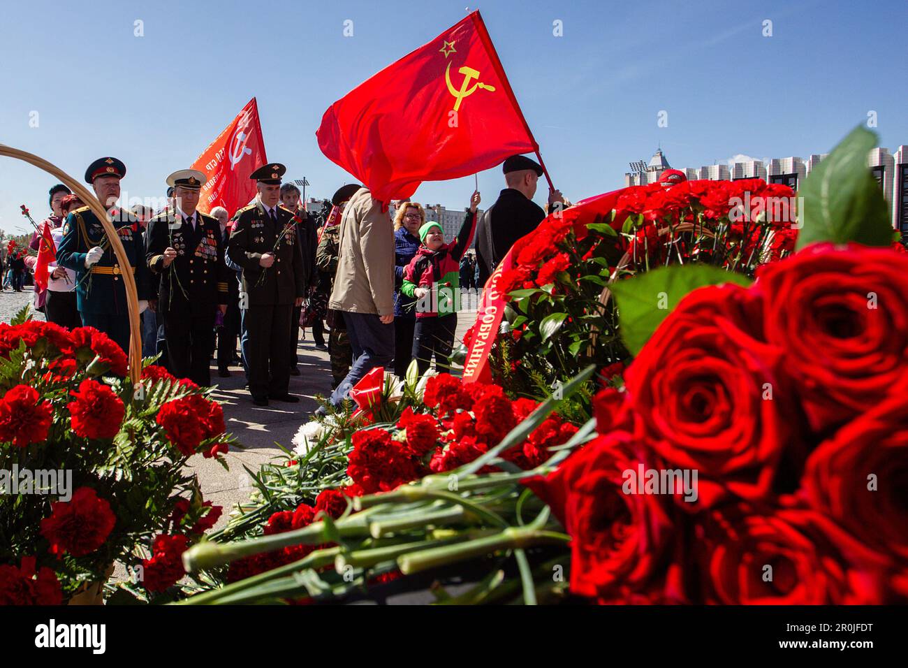 Aktivisten der Kommunistischen Partei Russlands (KPRF), die während einer Blumenlegen-Zeremonie an dem Denkmal zu Ehren der Opfer des Zweiten Weltkriegs gesehen wurden Eine feierliche und Gedenkzeremonie mit Kränzen und Blumen am Denkmal für die heldenhaften Verteidiger von Leningrad am Siegesplatz in Sankt Petersburg, gewidmet dem 78. Jahrestag des vollständigen und endgültigen Sieges Russlands im Großen Patriotischen Krieg über Nazideutschland. Der Siegesfeiertag wird in vielen Städten des Landes gefeiert, die wichtigsten sind St. Petersburg und Moskau. Stockfoto