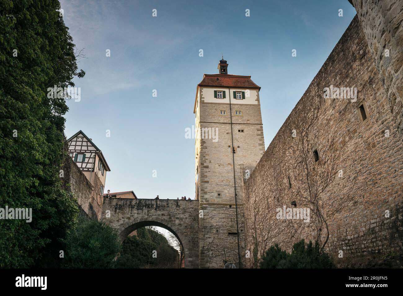 Beobachten Sie den Turm, der über eine Steinbrücke zum Zentrum von Vellberg führt, Schwaebische Halle, Baden-Württemberg, Deutschland Stockfoto