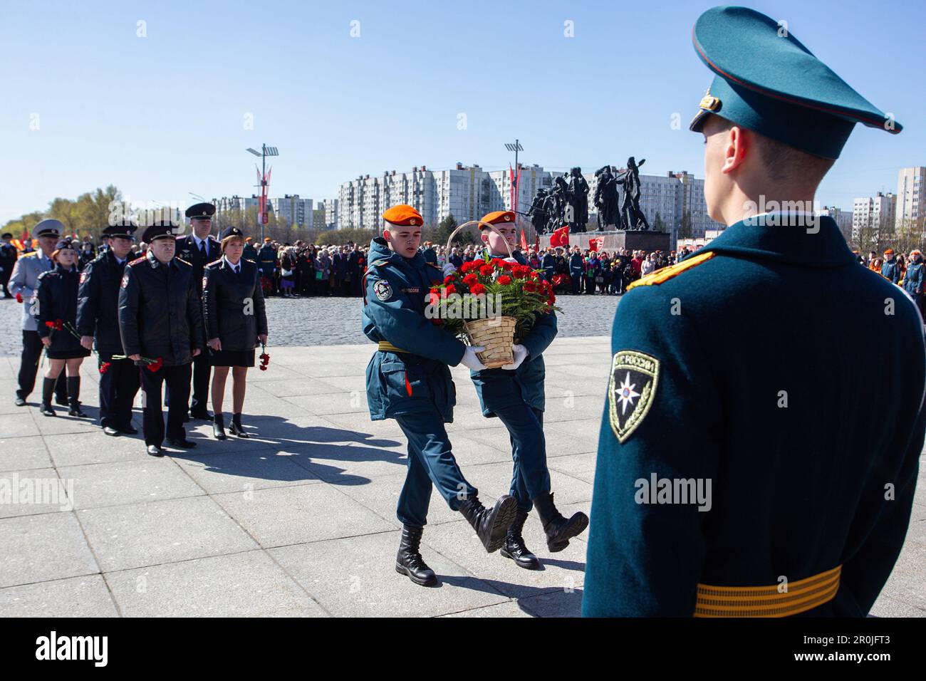 Russische Militäroffiziere bei einer Blumenlegen-Zeremonie zu Ehren der Opfer des Zweiten Weltkriegs Eine feierliche und Gedenkzeremonie mit Kränzen und Blumen am Denkmal für die heldenhaften Verteidiger von Leningrad am Siegesplatz in Sankt Petersburg, gewidmet dem 78. Jahrestag des vollständigen und endgültigen Sieges Russlands im Großen Patriotischen Krieg über Nazideutschland. Der Siegesfeiertag wird in vielen Städten des Landes gefeiert, die wichtigsten sind St. Petersburg und Moskau. (Foto: Artem Priakhin/SOPA Images/Sipa USA) Stockfoto