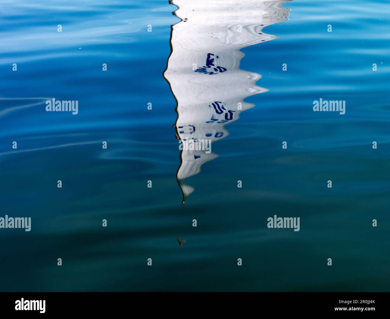 Reflexion eines Segelboots auf dem Chiemsee, Bayern Stockfoto