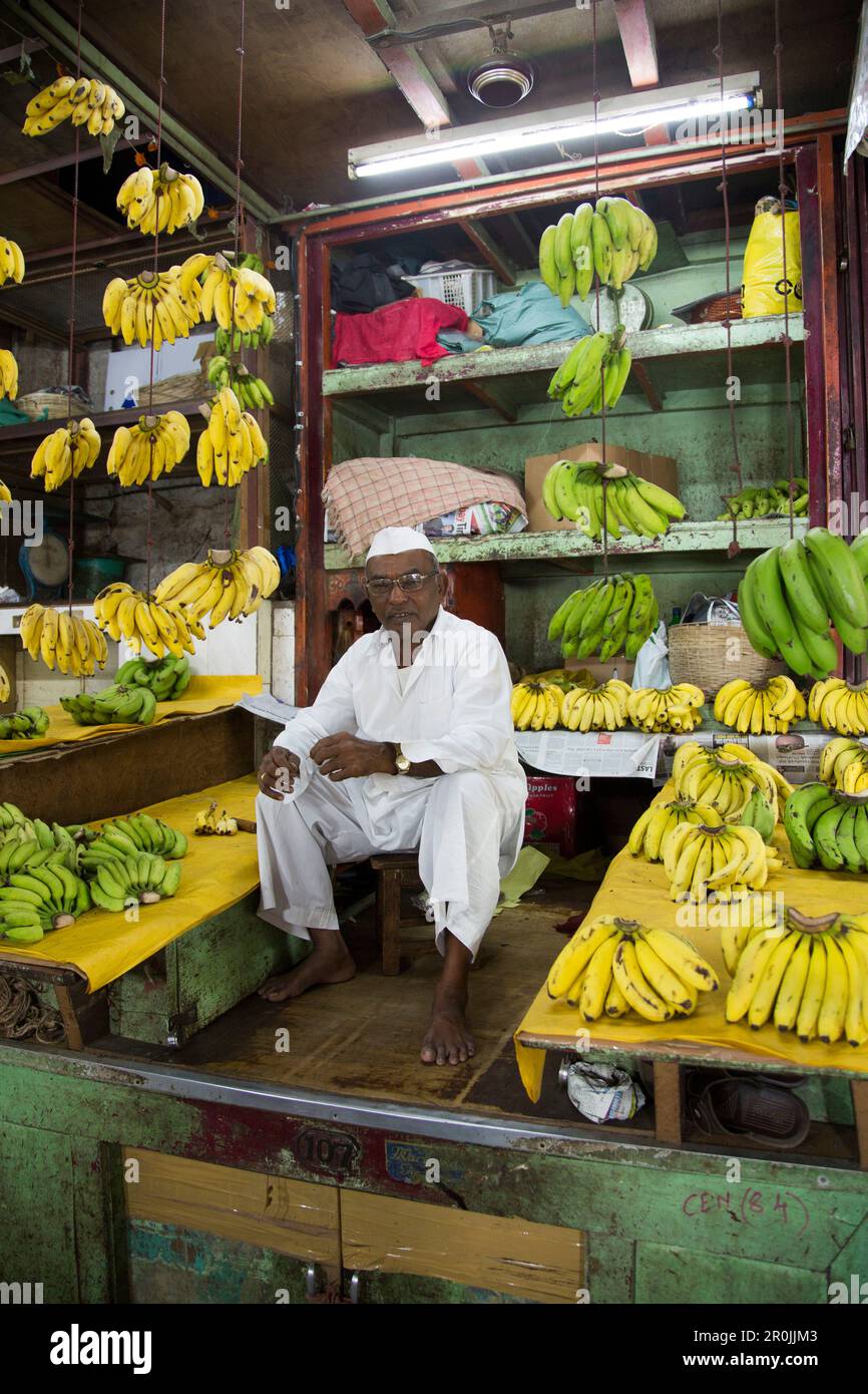 Man verkauft Bananen am Obststand am Mahatma Jyotiba Phule Market (Crawford Market), Mumbai, Maharashtra, Indien Stockfoto