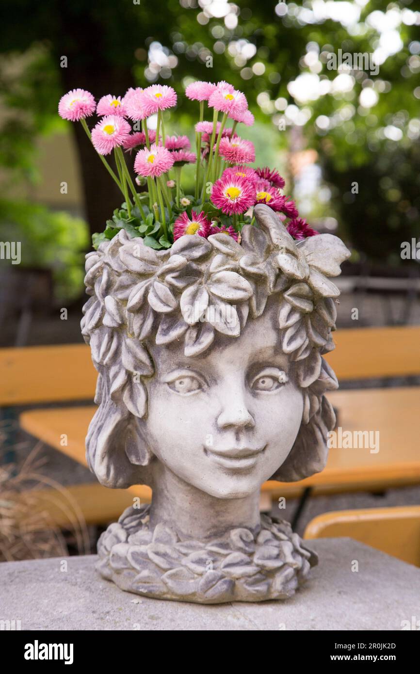 Kopfförmiger Blumentopf im Biergarten der Brauerei Hartmann Brauerei und des Restaurants Würgau, in der Nähe von Scheßlitz, Franken, Bayern, Deutschland Stockfoto