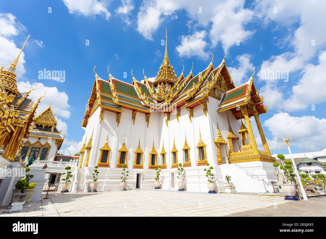 Großer Palast, Wat pra kaew mit blauem Himmel, bangkok, Thailand Stockfoto