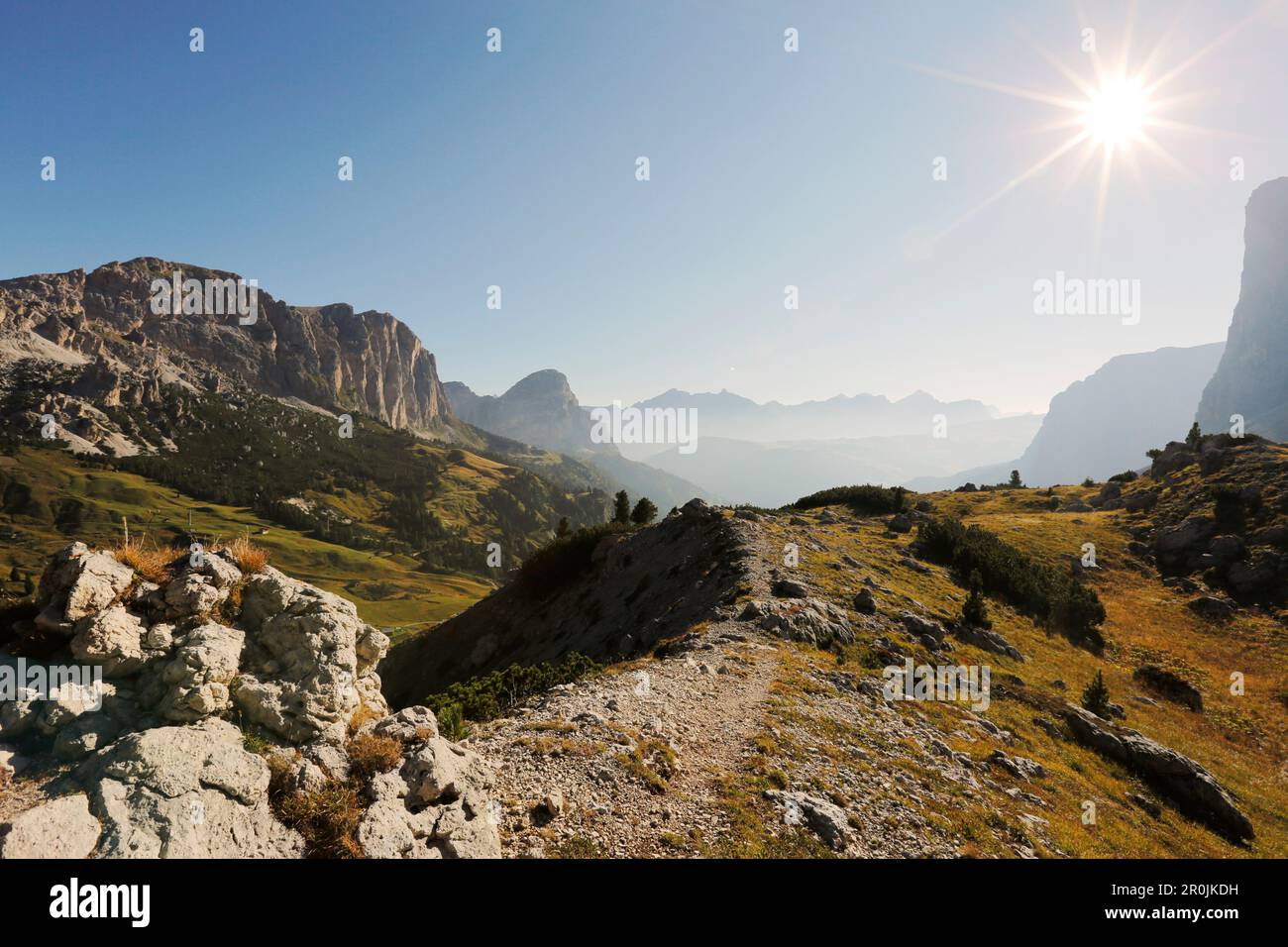 Blick vom Gardena Pass nach Osten bei Sonnenaufgang, Val Gardena, die Dolomiten, Südtirol, Italien Stockfoto