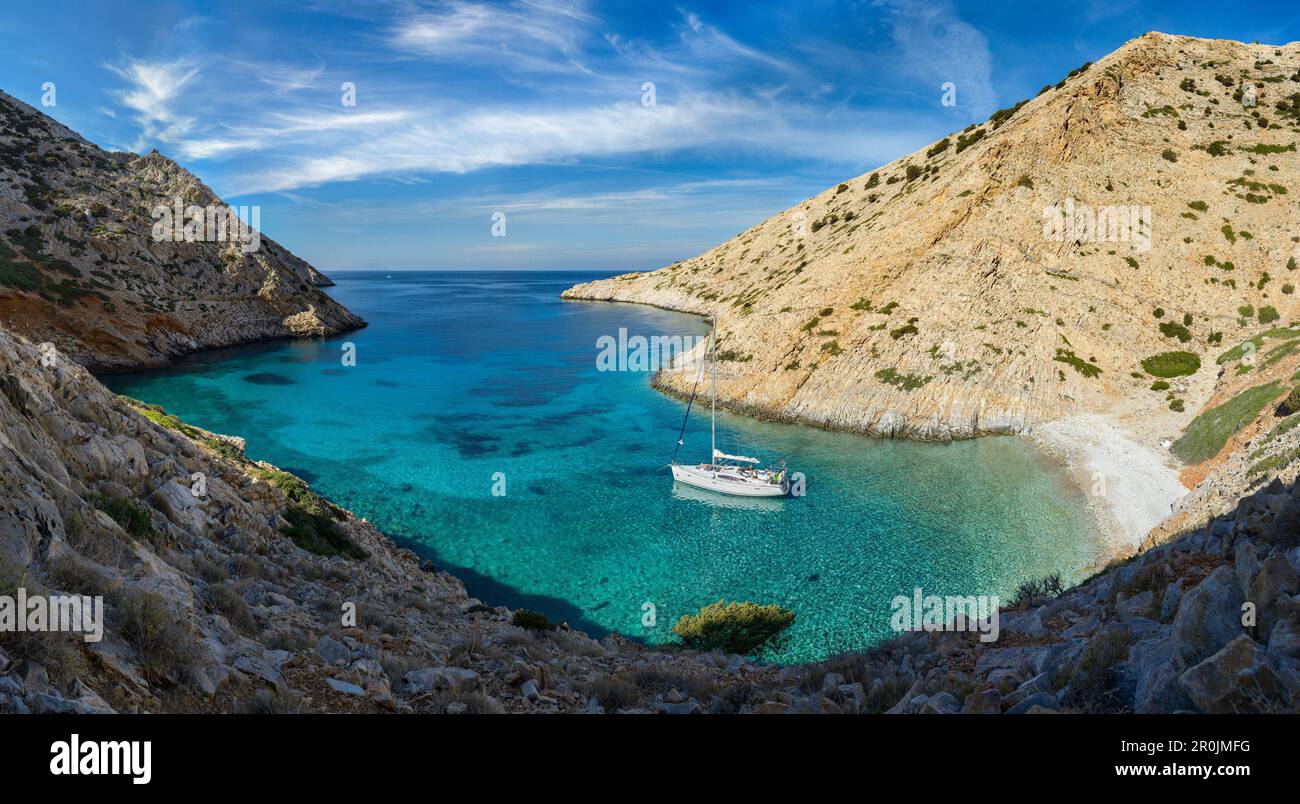 Anker einer Segelyacht in einer einsamen Bucht auf der griechischen Insel Syphnos (Sifnos), Ägäis, Kykladen, Griechenland Stockfoto
