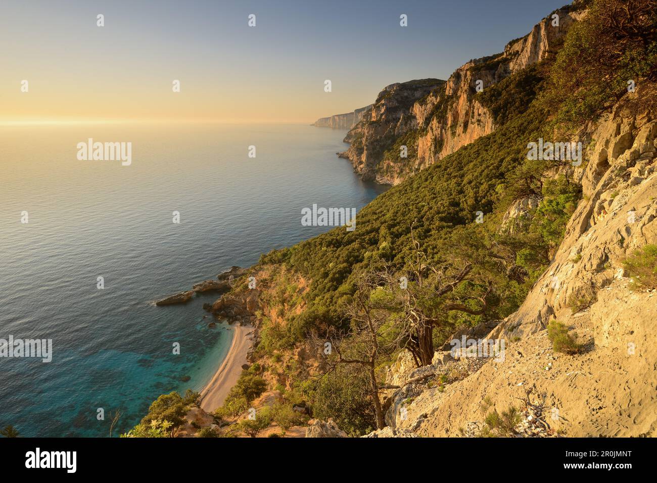 Sonnenaufgang über dem Strand der Bucht Cala Biriola, Golfo di Orosei, Selvaggio Blu, Sardinien, Italien, Europa Stockfoto