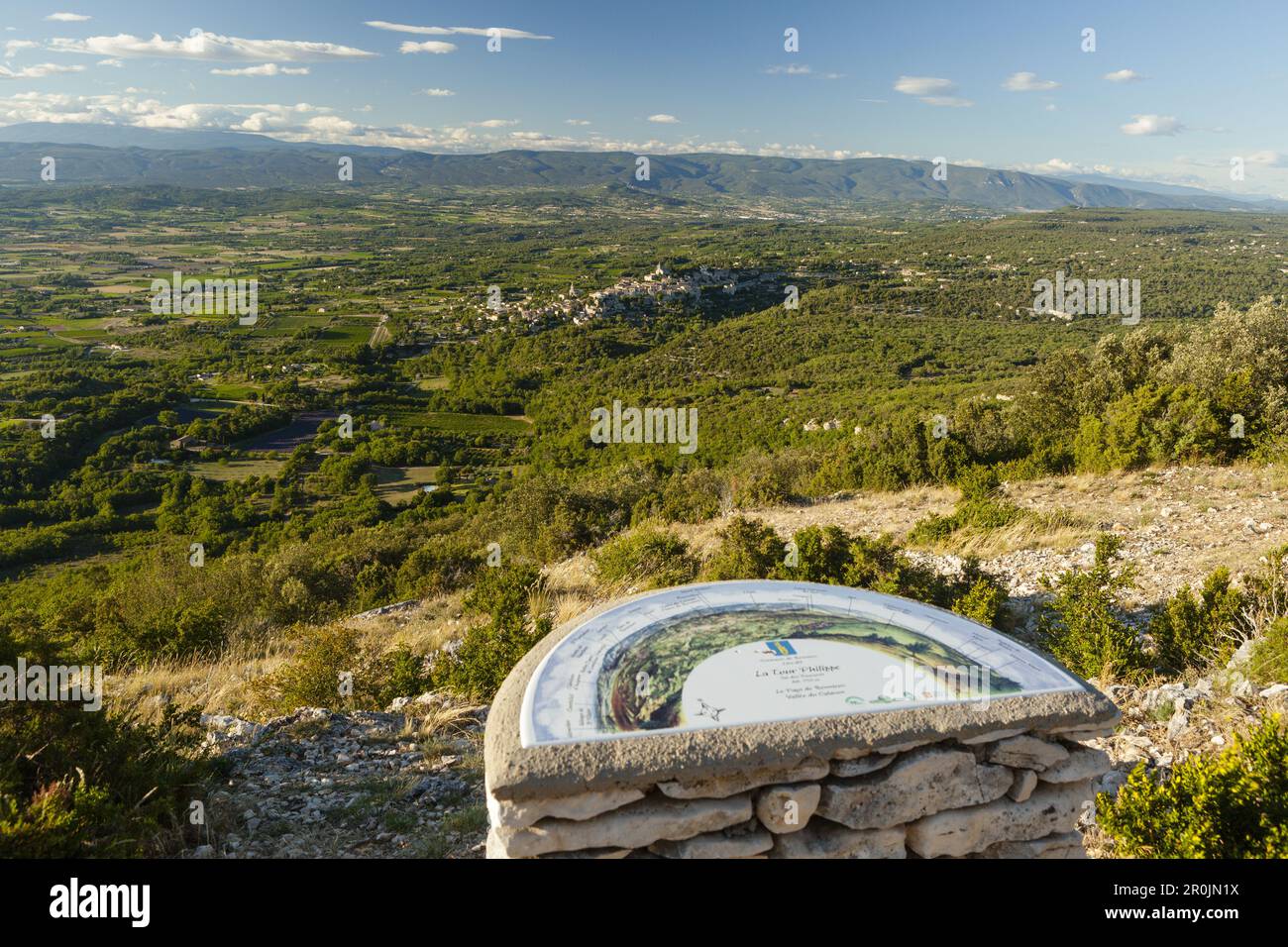 Aussichtspunkt im Luberon-Gebirge, in der Nähe von La Tour Phillippe, Blick auf Bonnieux, Dorf, Valle du Calavon, Coulon-Tal, Luberon, Naturpark, Vauclus Stockfoto