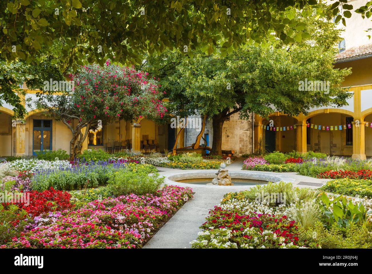Innenhof mit Blumen und Springbrunnen, Espace van Gogh, ehemaliges Krankenhaus, Bildmotiv von Vincent van Gogh, Kulturzentrum, Arles, Bouches-du-Rhone, Stockfoto