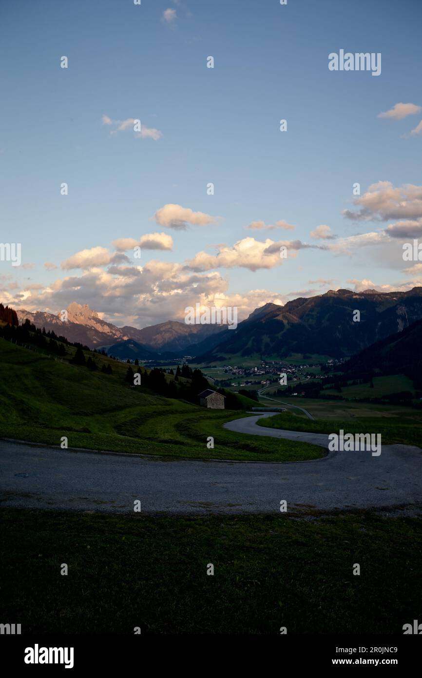 Idyllisches Tal zwischen Bergen bei Sonnenuntergang, Tannheimer Tal, Tirol, Österreich Stockfoto