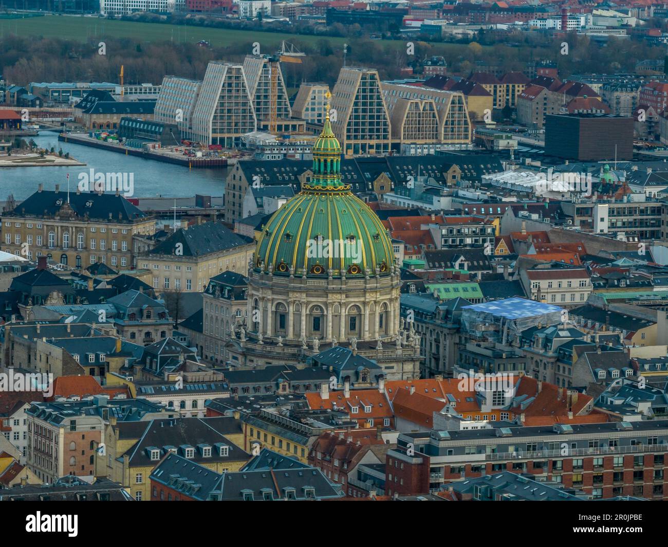Luftaufnahme der Kopenhagener Frederik-Kirche mit grüner und goldener Kuppel Stockfoto
