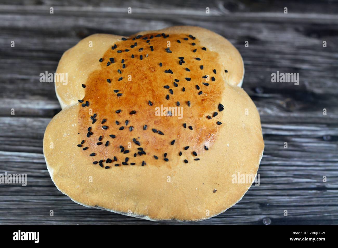 Ägyptisches Mahlab-Brot, dünn, knusprig und köstlich mit schwarzem ...