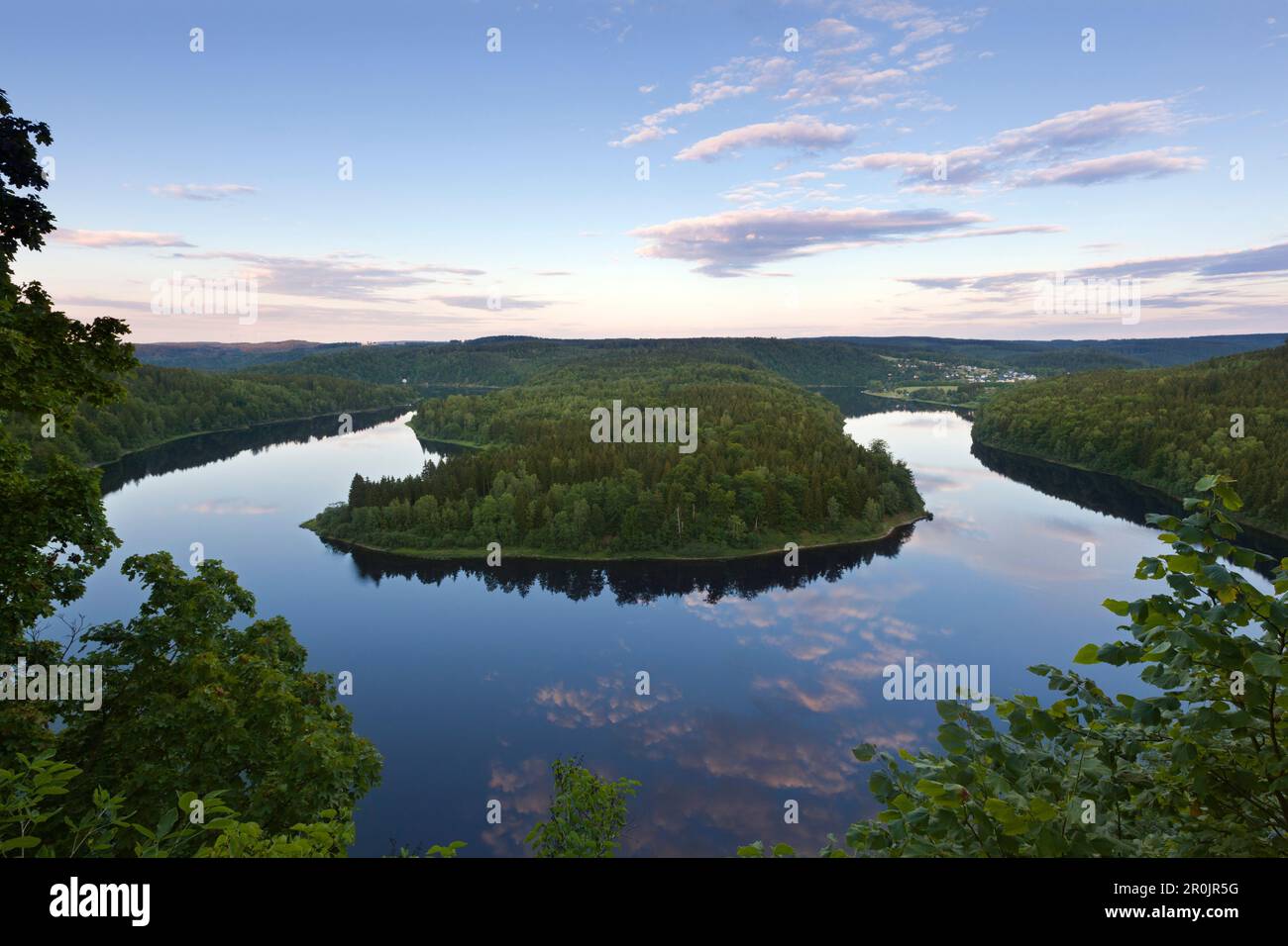 Blick über die Saale sinuosity am Saale Barrieresee, Naturpark Thueringer Schiefergebirge / Obere Saale, Thüringen, Deutschland Stockfoto
