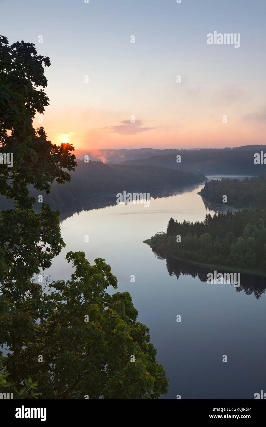 Sonnenaufgang über Saale-Sinuosität am Saale-Barrieresee, Naturpark Thueringer Schiefergebirge / Obere Saale, Thüringen, Deutschland Stockfoto