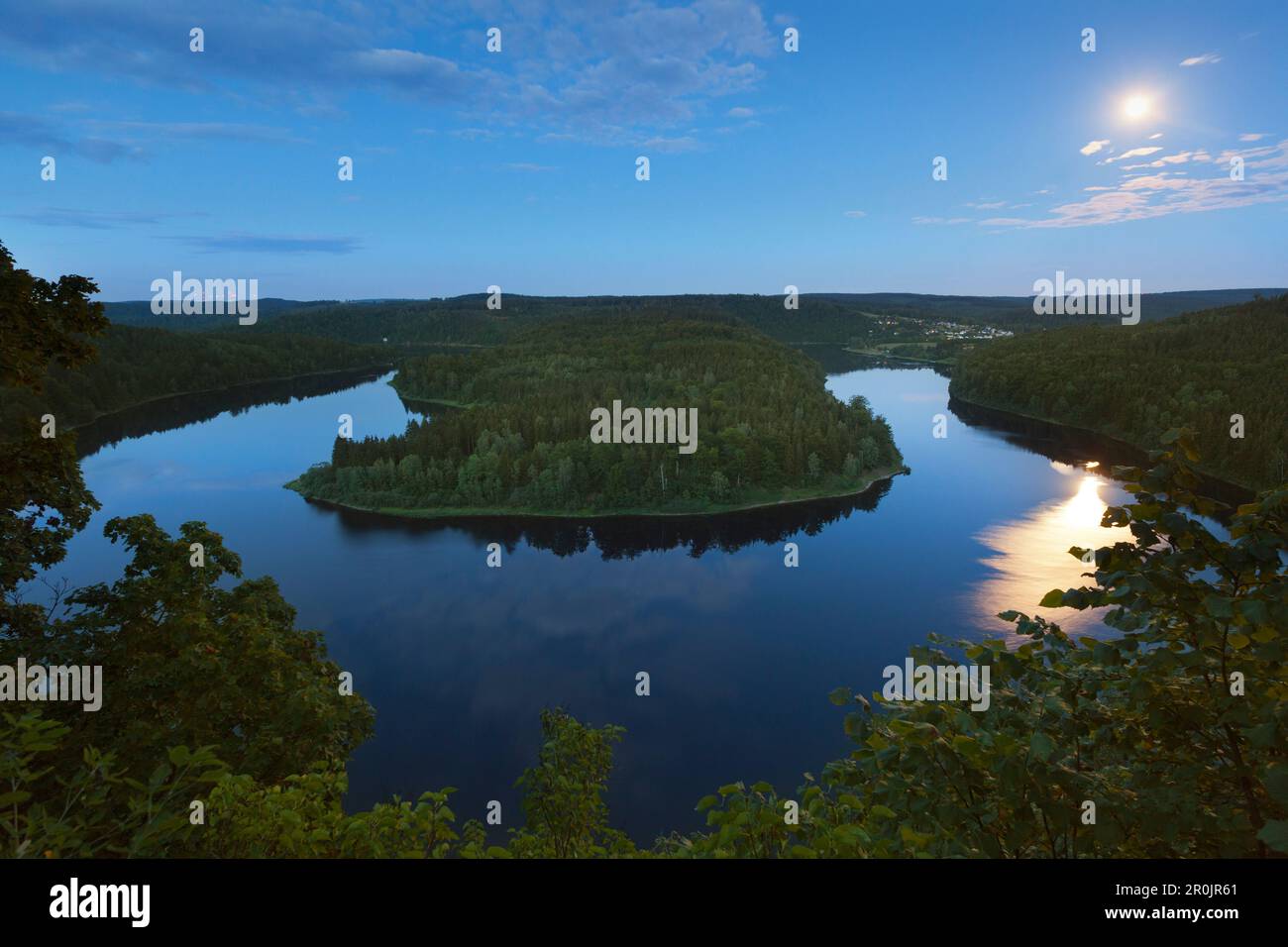 Blick über die Saale sinuosity am Saale Barrieresee, Naturpark Thueringer Schiefergebirge / Obere Saale, Thüringen, Deutschland Stockfoto