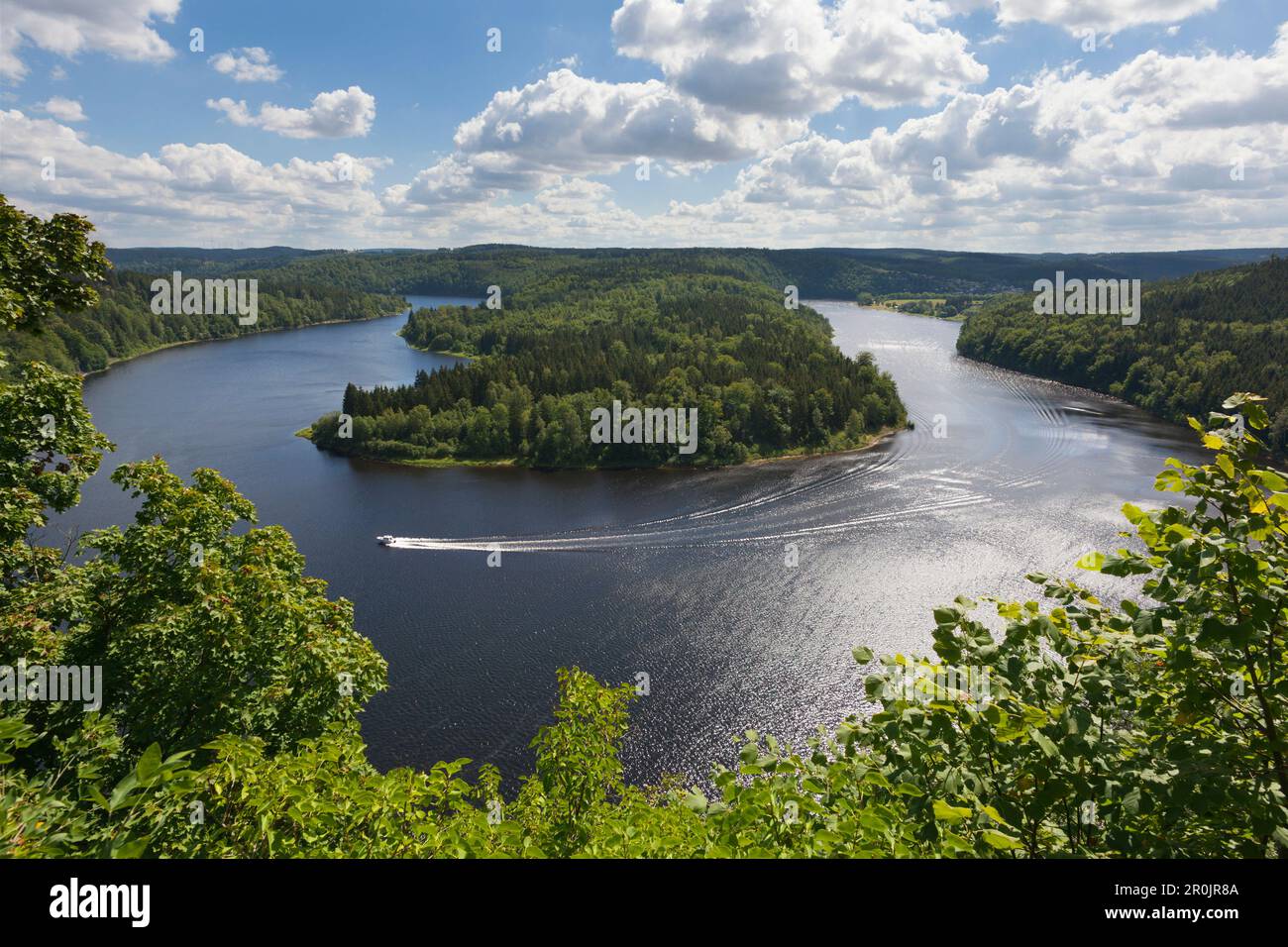 Blick über die Saale sinuosity am Saale Barrieresee, Naturpark Thueringer Schiefergebirge / Obere Saale, Thüringen, Deutschland Stockfoto