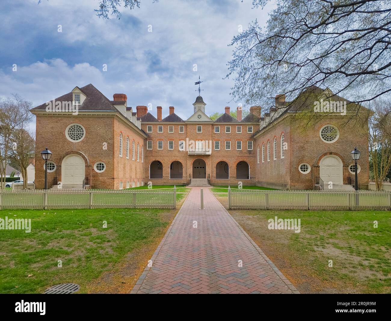 Blick auf das Wren-Gebäude der William and Mary College Privatschule in Williamsburg, Virginia Stockfoto