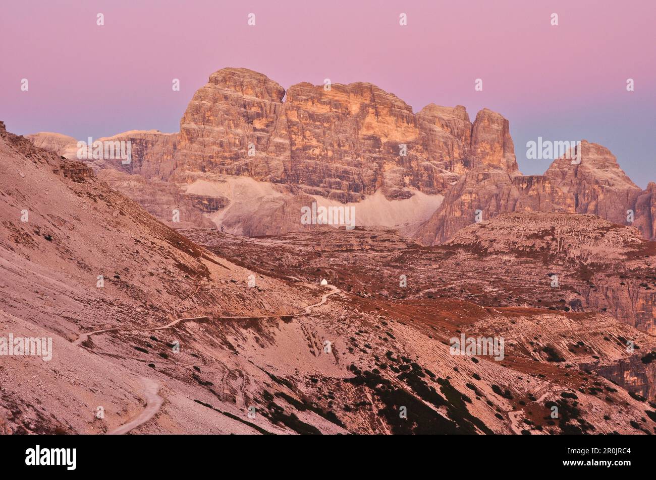 Wanderweg von der Hütte Rifugio Auronzo über Rifugio Lavaredo zum Rifugio Locatelli mit Paternkofel und Three Peaks Südseite, Sonnenuntergang, Val Pusteria Vall Stockfoto