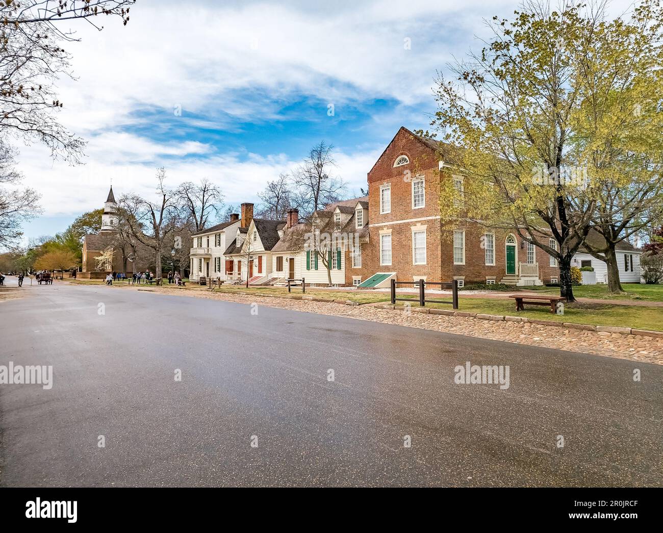 Blick auf die Duke Glouchester Street im historischen kolonialen Williamsburg mit gelber Pferdekutsche Stockfoto