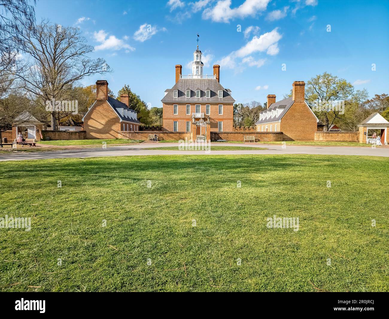 Historisches Backsteingebäude im Colonial Williamsburg Governors Palace in Virginia Stockfoto